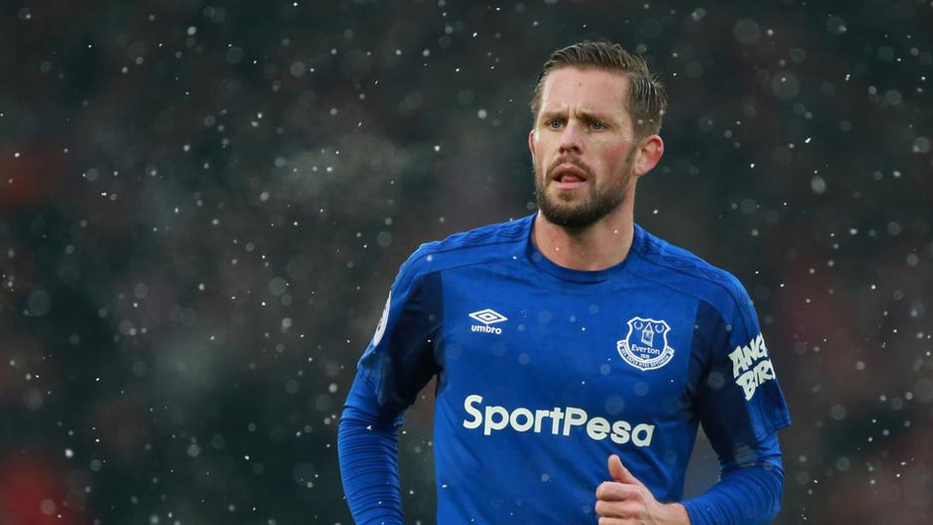 “极速追逐：瞬间超车让全场沸腾”，极速追赶