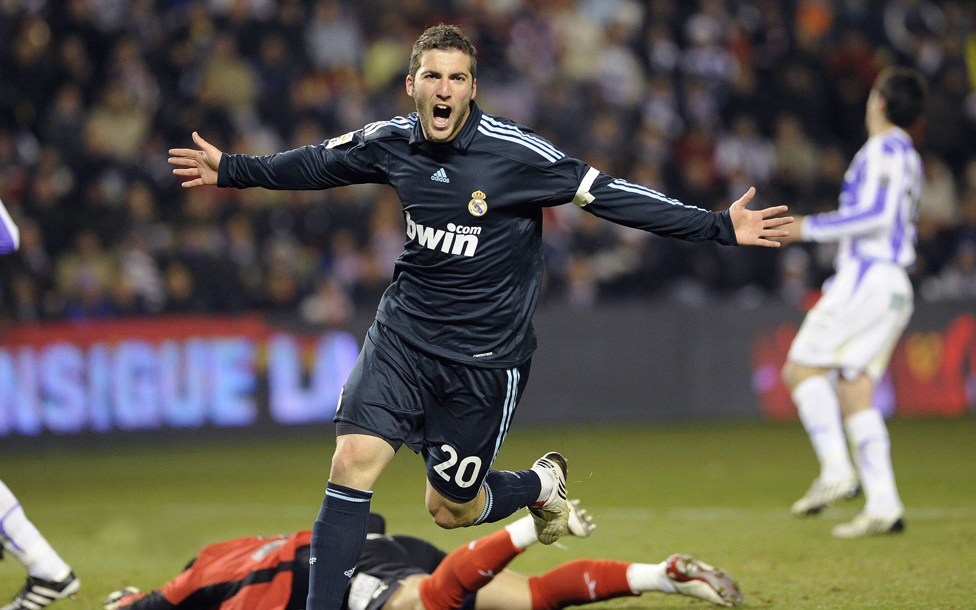 “球迷热议：支持的球队最动人瞬间”，支持球队的标语