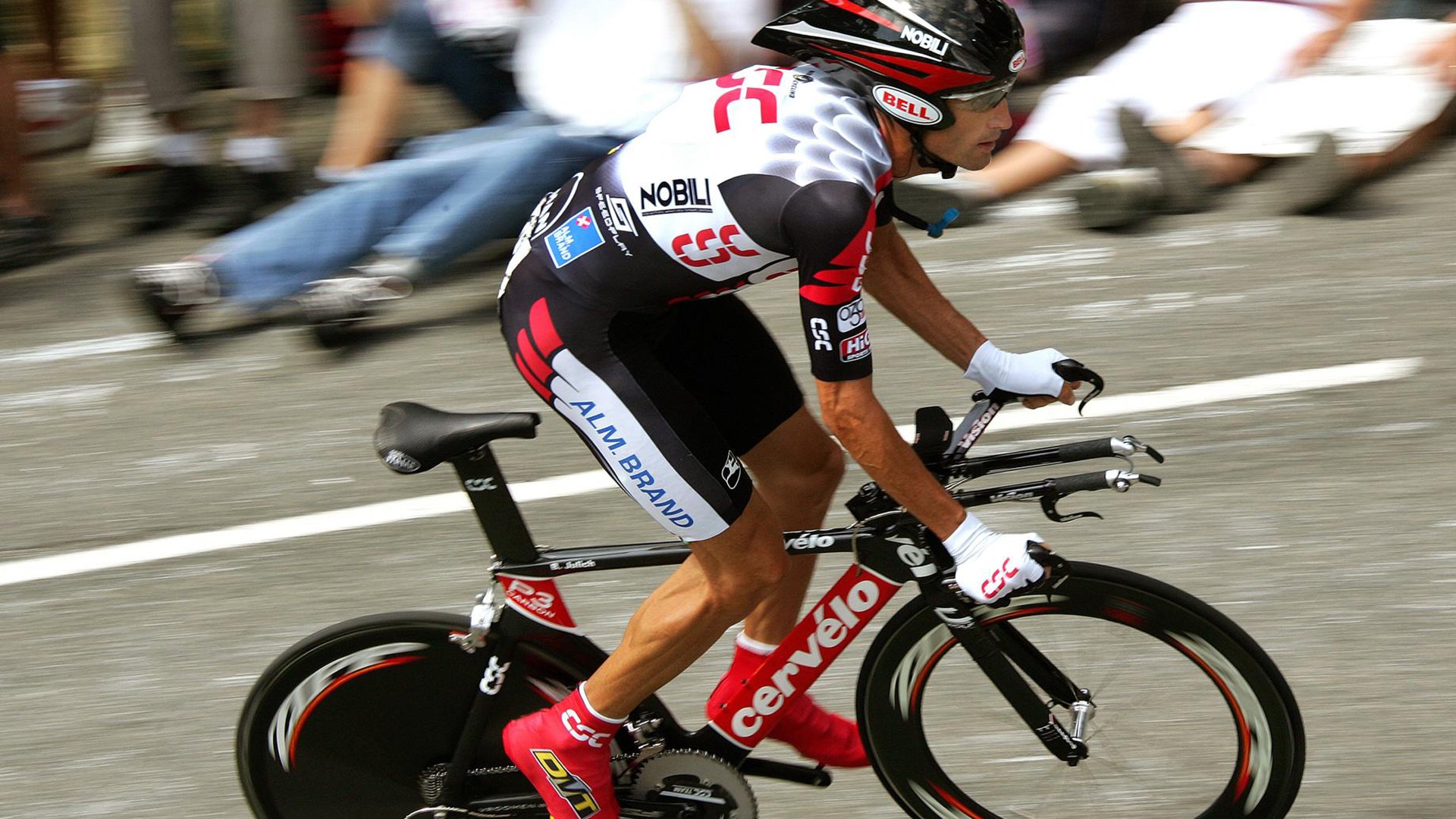 传统跑马灯游行中的体育元素，文化与运动的结合，跑马灯样式