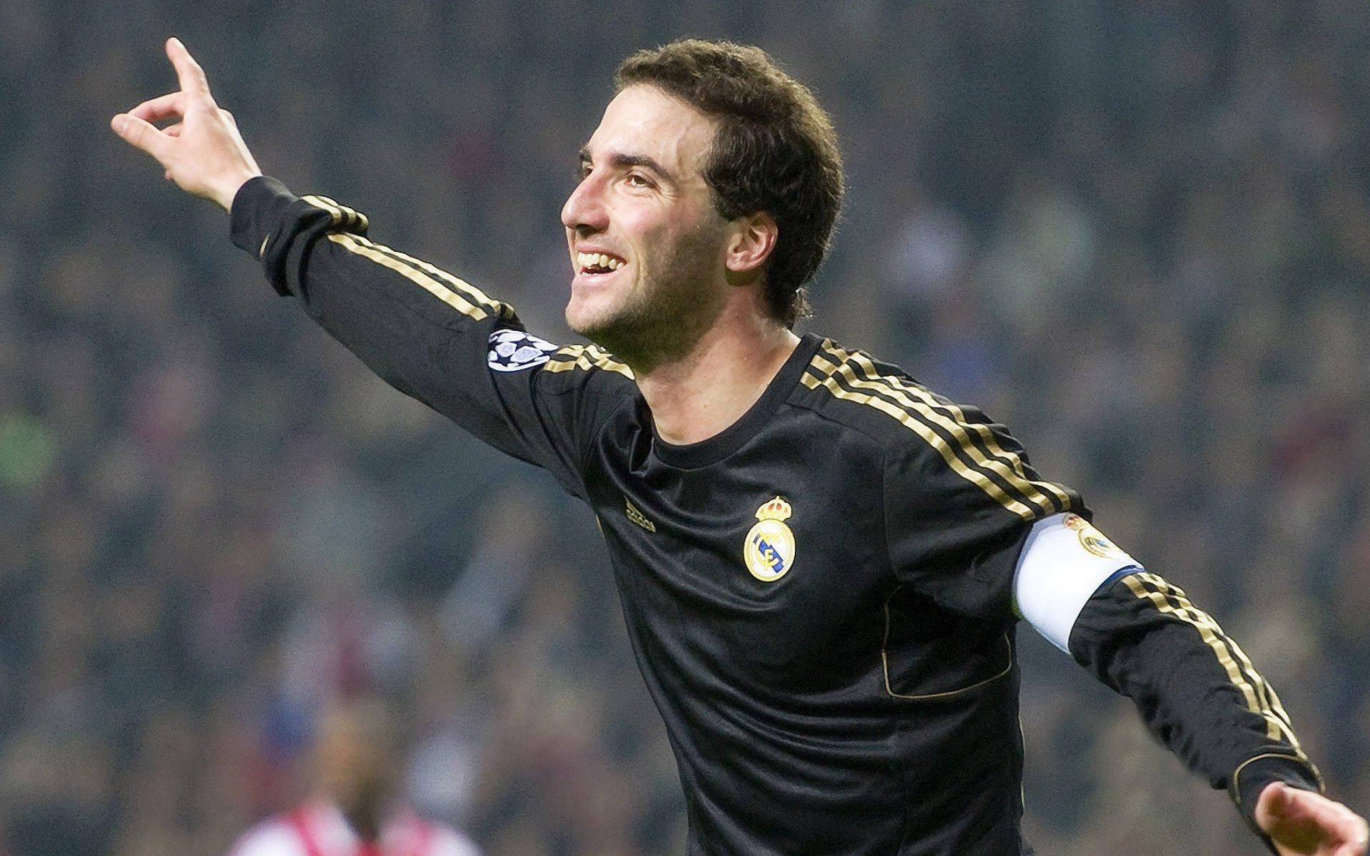 爱游戏 ayx 中国官方网站-德甲推行灵活战术，精彩比赛层出不穷，德甲联赛特性