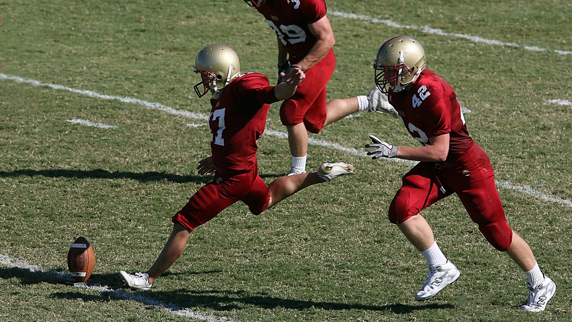 爱游戏综合娱乐-赛场上的“最强防守者”排行榜：谁能扛起球队的最后一道防线？